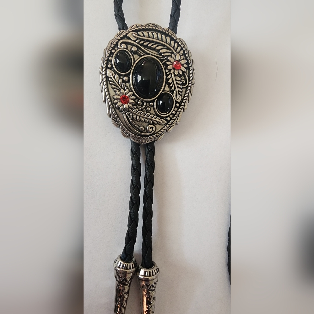 Bautiful black and silver leather bolo tie